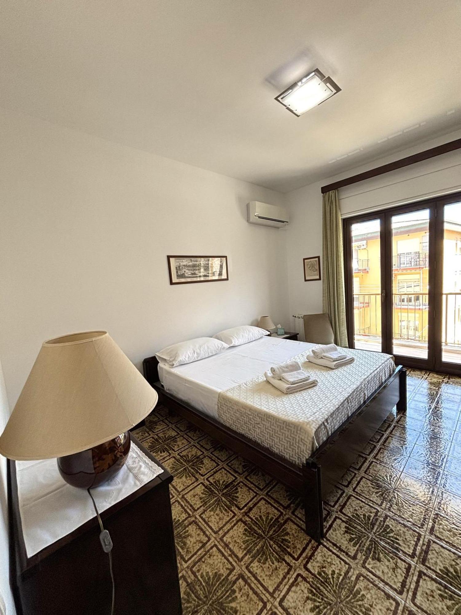 Archimede Lounge Apartment Чефалу Екстериор снимка