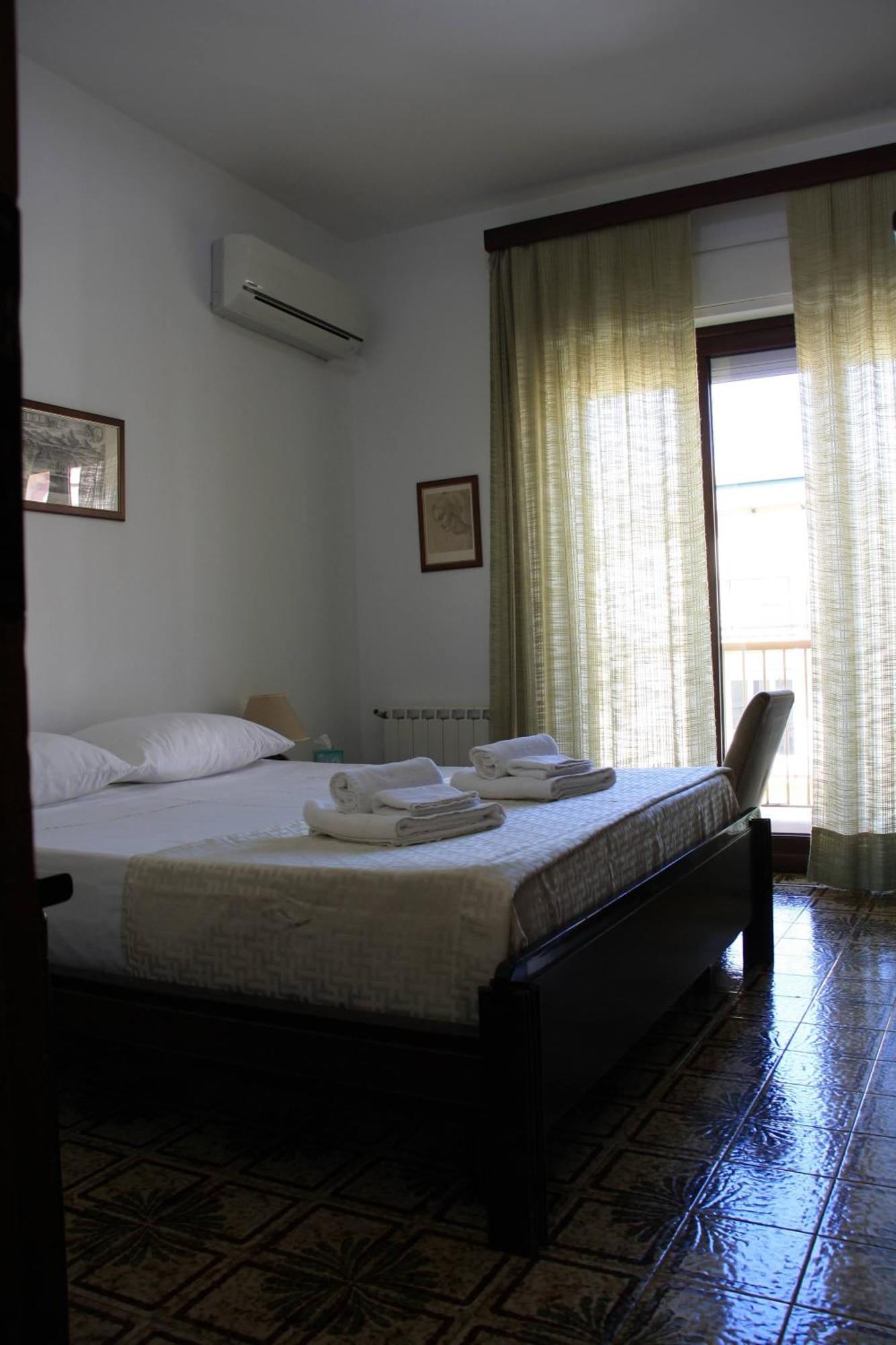 Archimede Lounge Apartment Чефалу Екстериор снимка