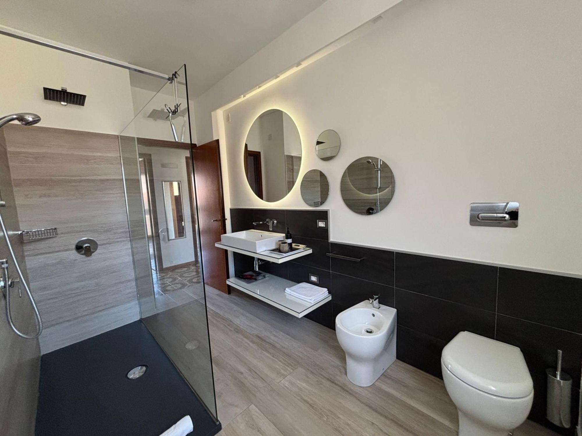Archimede Lounge Apartment Чефалу Екстериор снимка