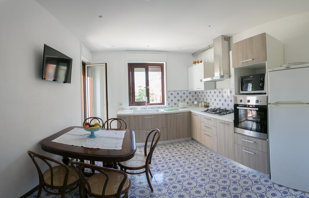 Archimede Lounge Apartment Чефалу Екстериор снимка
